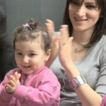 En mor med en datter på fanget klapper.