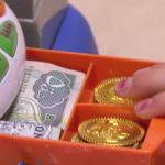 lekepenger i et lekekasseapparat.