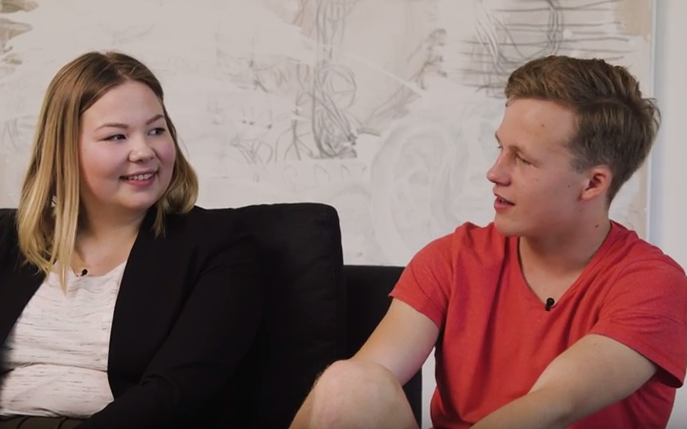 Ungdom snakker sammen