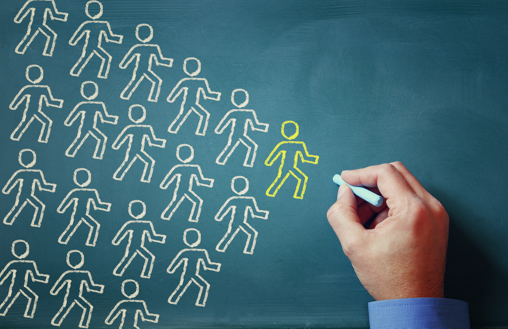 Kritttegninger av mennesker på en tavle
