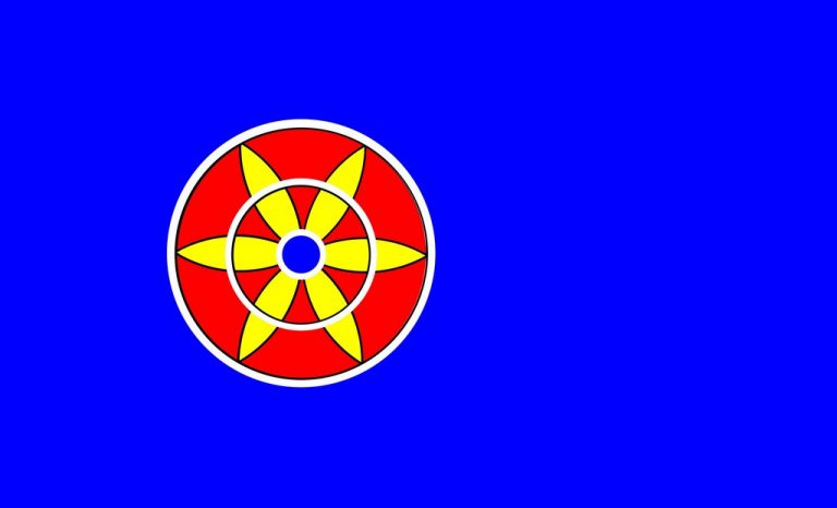 kvenfolkets flagg. En rød sirkel med en gul blomst på blå bakgrunn.