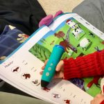 barn med leser skanner