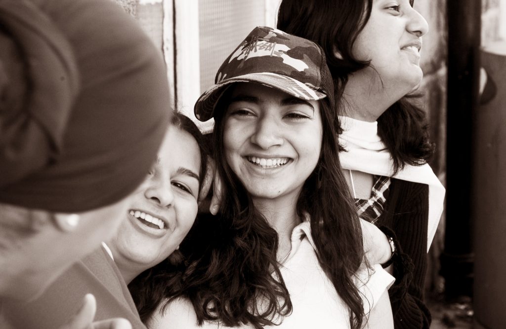 Illustrasjonsbilde av fire jenter som smiler