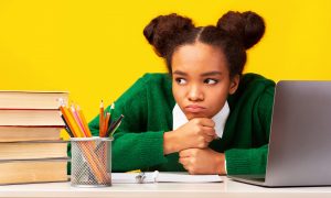 Frustrert jente lener hode i knytnevene sine.