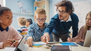 entusiastisk lærer i samtale med en gruppe elever