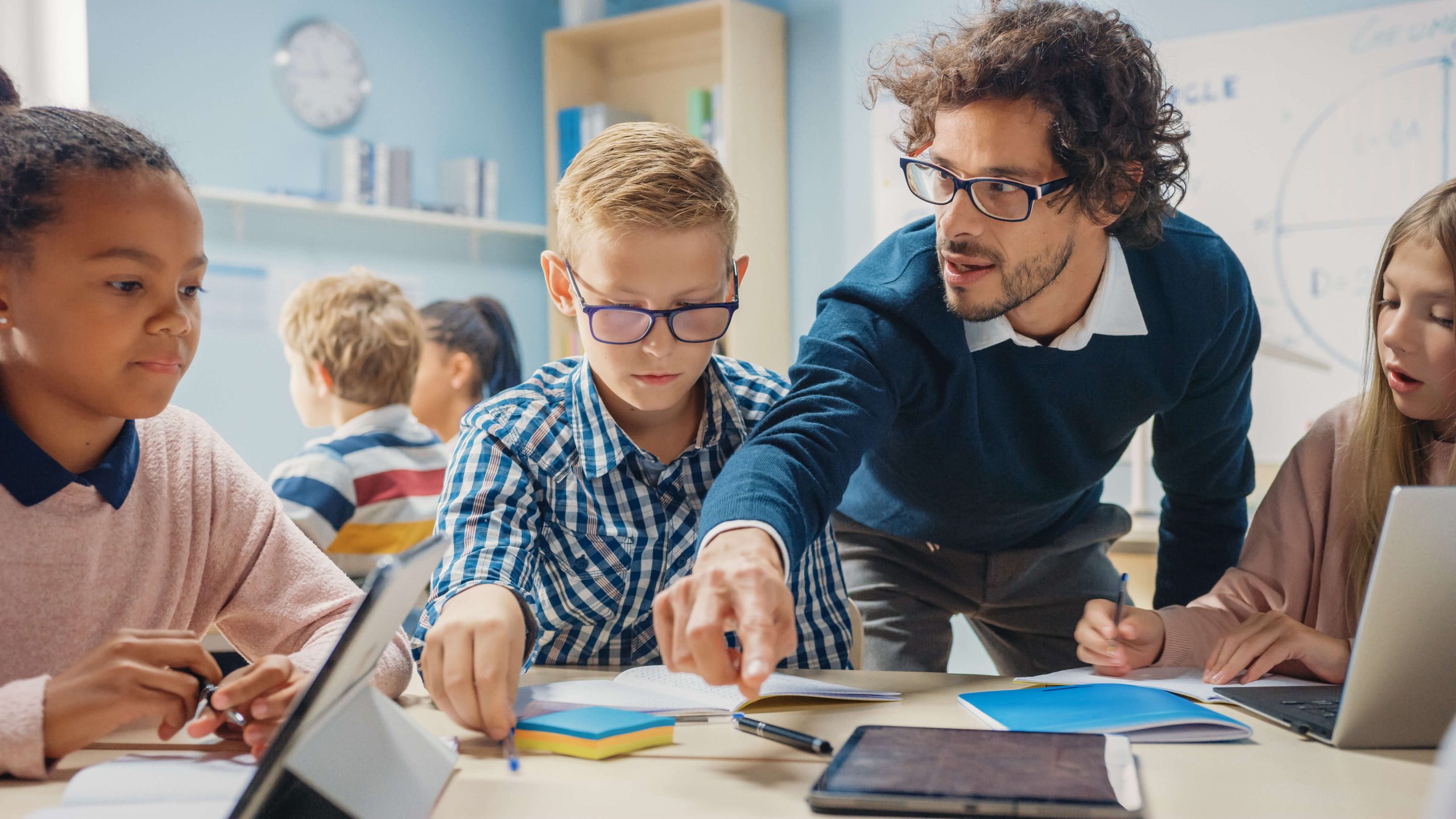 entusiastisk lærer i samtale med en gruppe elever