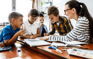 Elever og lærer samarbeider om skriving