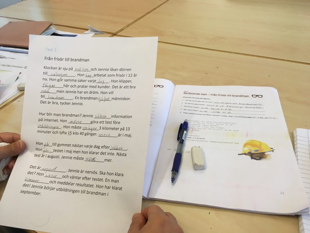 Foto av en tekst som mangler noen ord. Ordene er skrevet inn med blyant.