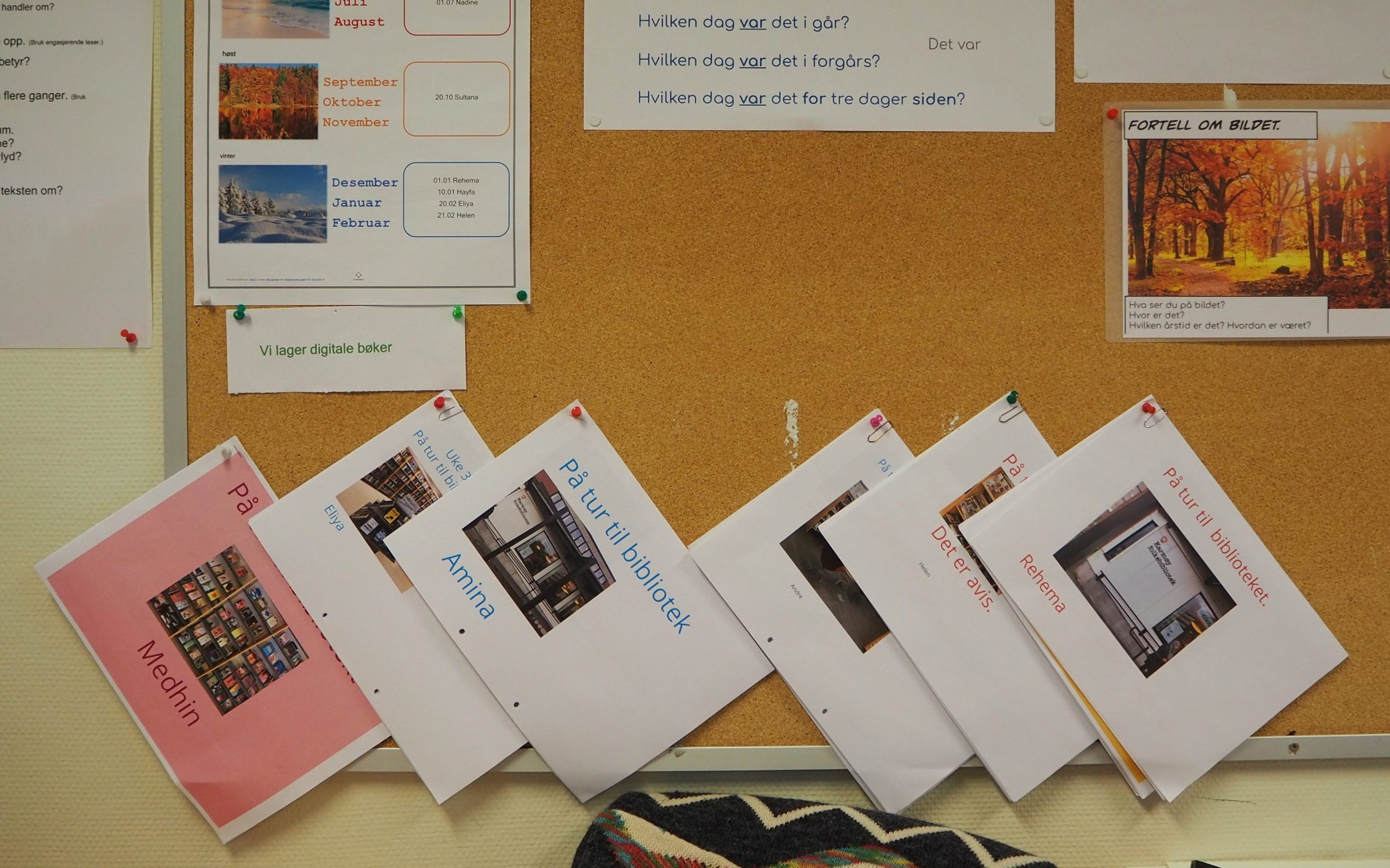 Foto av seks teksthefter som henger på en oppslagstavle.