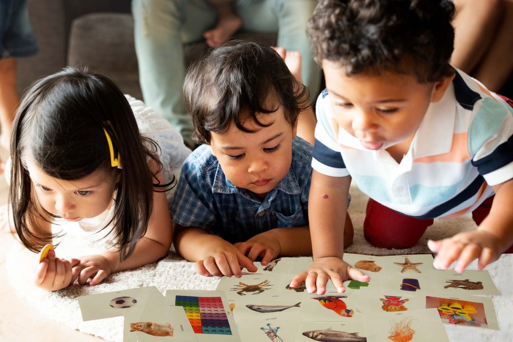 Foto av tre barn som sorterer bilder