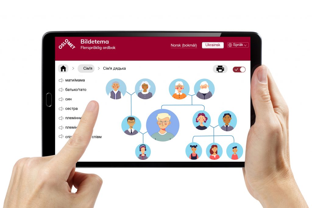 Foto av et par hender som holder en ipad. På Ipaden er det illustrasjon av et familietre.