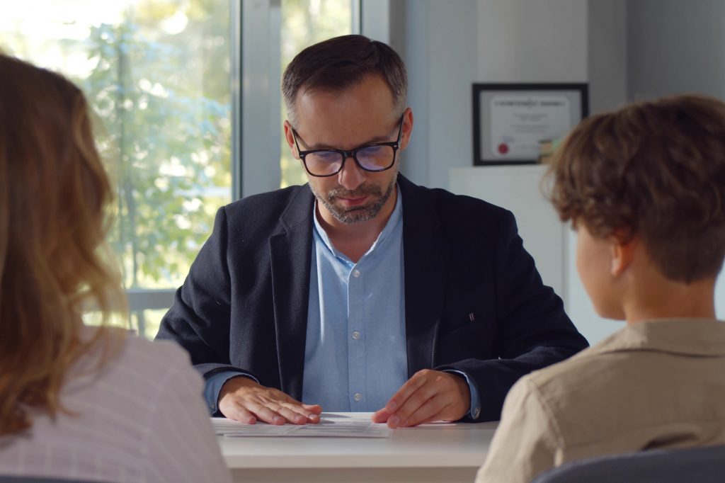 Foto av en PP-rådgiver i møte med en elev og en foresatt.