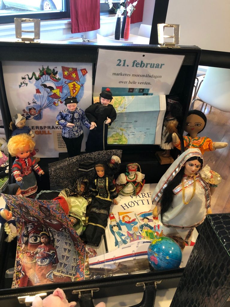 Foto av utstilling med plakater og figurer