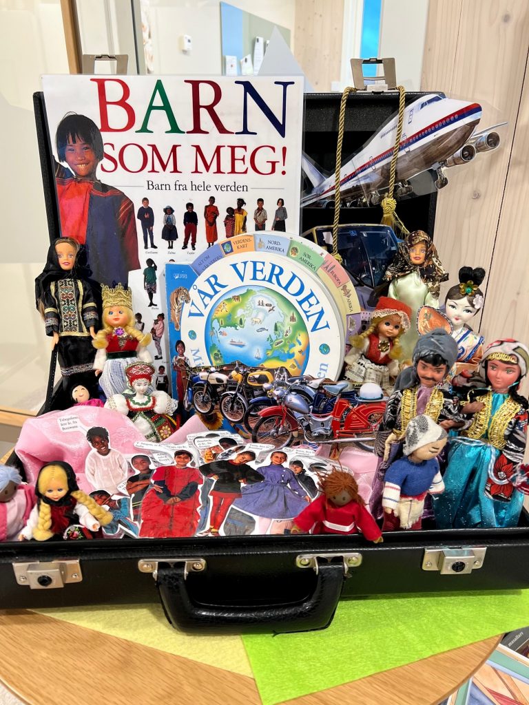 Foto av utstilling med figurer