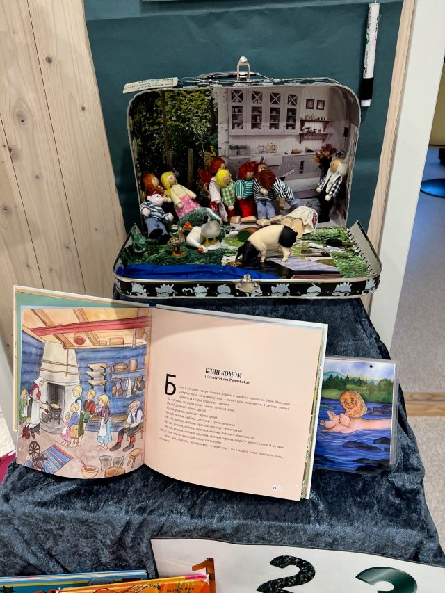 Foto av boka Pannekaka og koffert som illustrerer historien