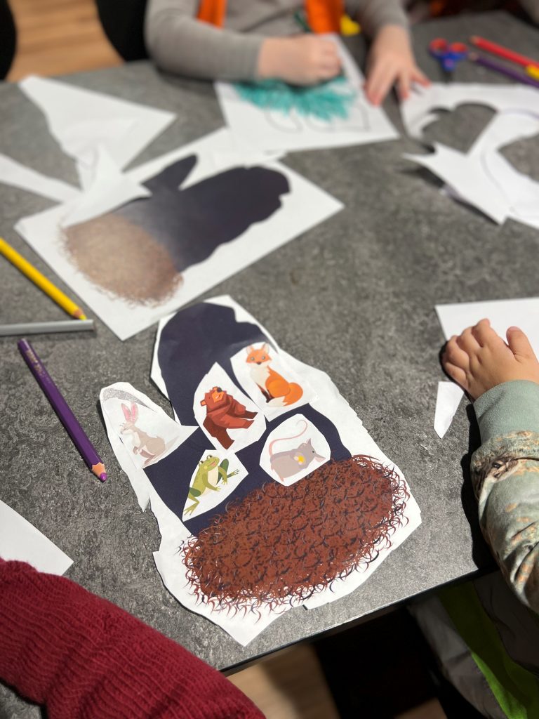 Barn klipper og limer figurer.