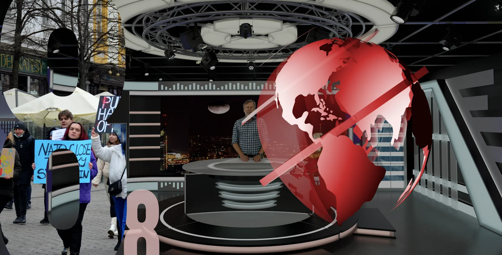 Skjermbilde fra et nyhetsstudio med en jordklode i front og bilder fra en demonstrasjon til venstre.