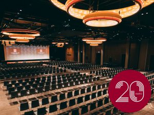 Foto av den store konferansesalen på hotellet, The Hub. I det ene hjørnet er en rød sirkel hvor tallet 20 og Nafo er skrevet