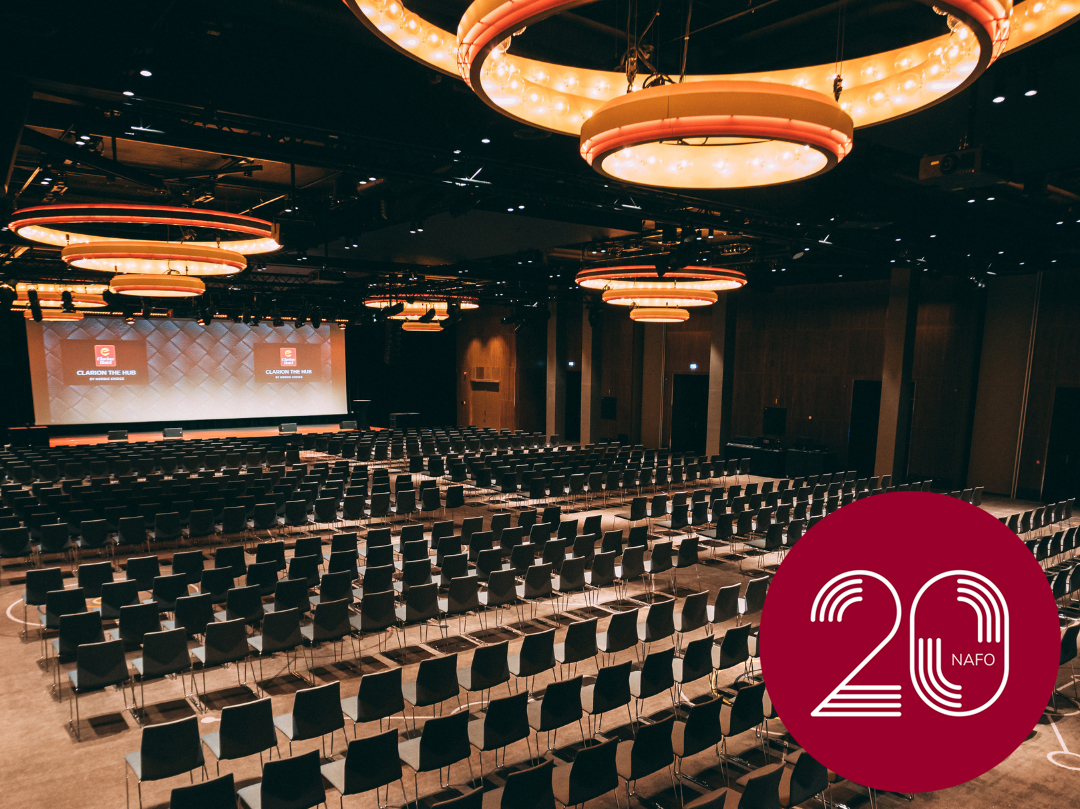 Foto av den store konferansesalen på hotellet, The Hub. I det ene hjørnet er en rød sirkel hvor tallet 20 og Nafo er skrevet