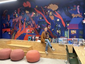 Fotografi av en kvinne som sitter i skolebiblioteket