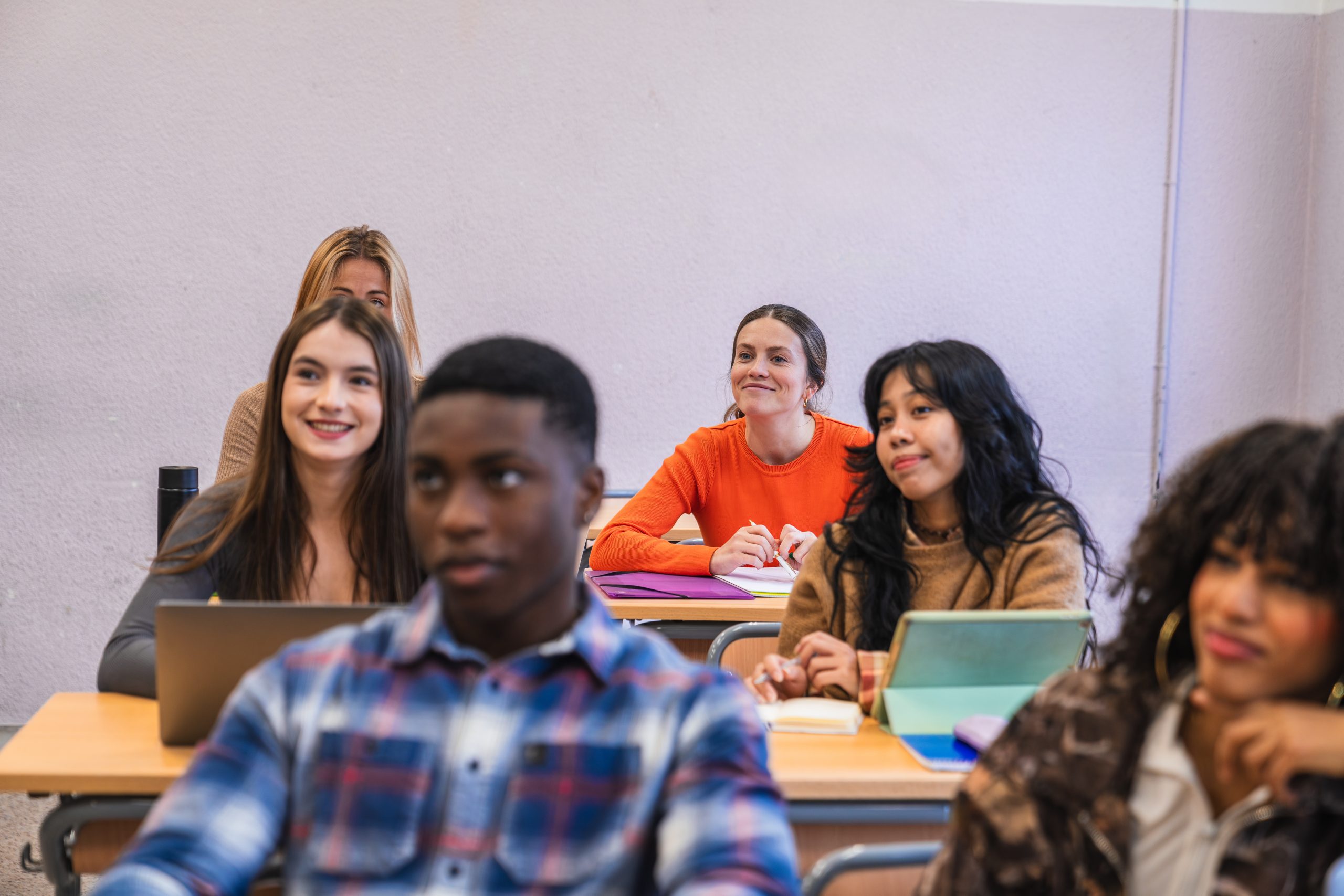 Foto av ungdomsskoleelever i et klasserom