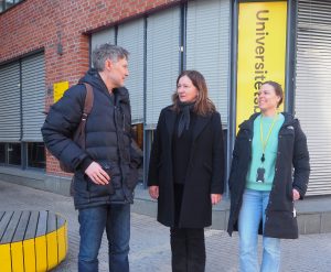 Foto av Balder Hasvoll, rådgivar for Romano kher, Solbjørg Mikkelsen, koordinator for Skolelostjenesten og Line-Marie Holum fra NAFO.