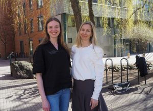 Foto av Katerina og Oleysia som står på området til OsloMet.