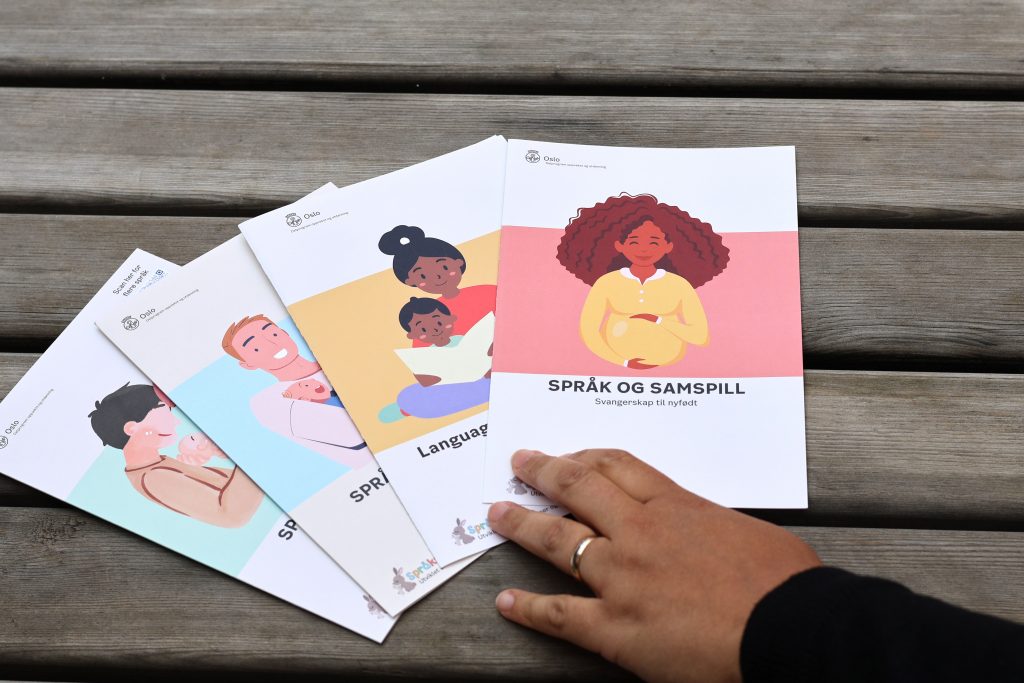 Foto av fire brosjyrer som ligger på et bord.