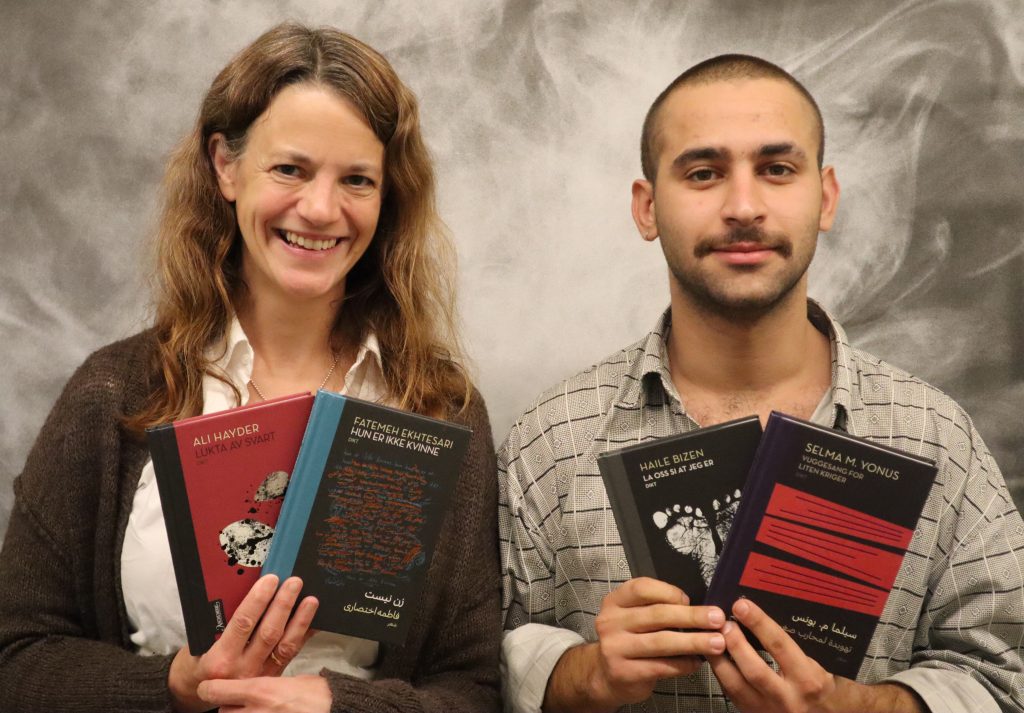 Foto av Hayder Jumaah og Hanna Bocim Bugge som holder opp bøker.