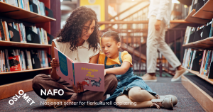 Foto av en kvinne som holder opp en bok og leser til et barn.