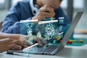 Foto av to elever som ser på en laptop med illustrasjoner av KI: