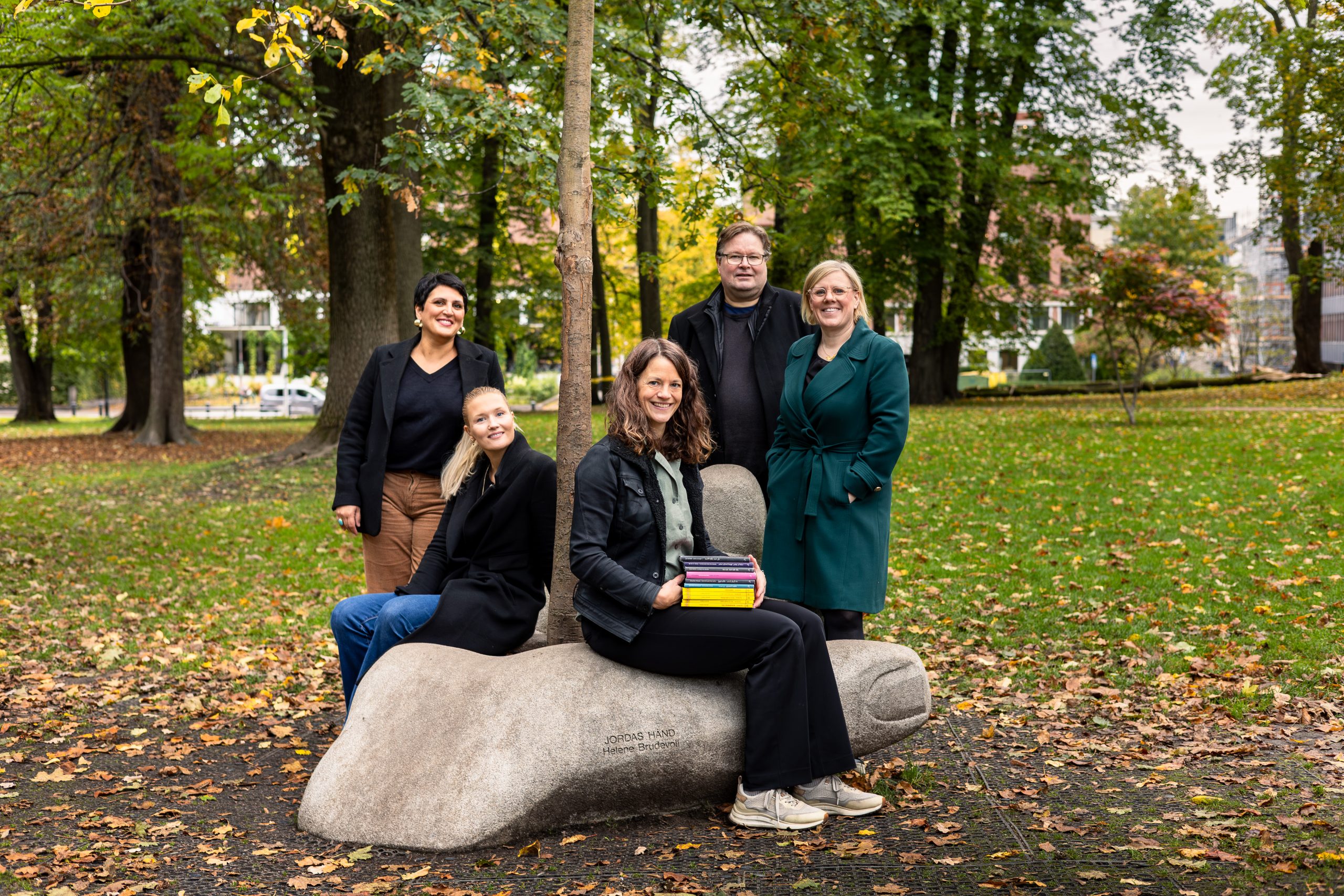 Blde av fem mennesker som ser inn i kamera